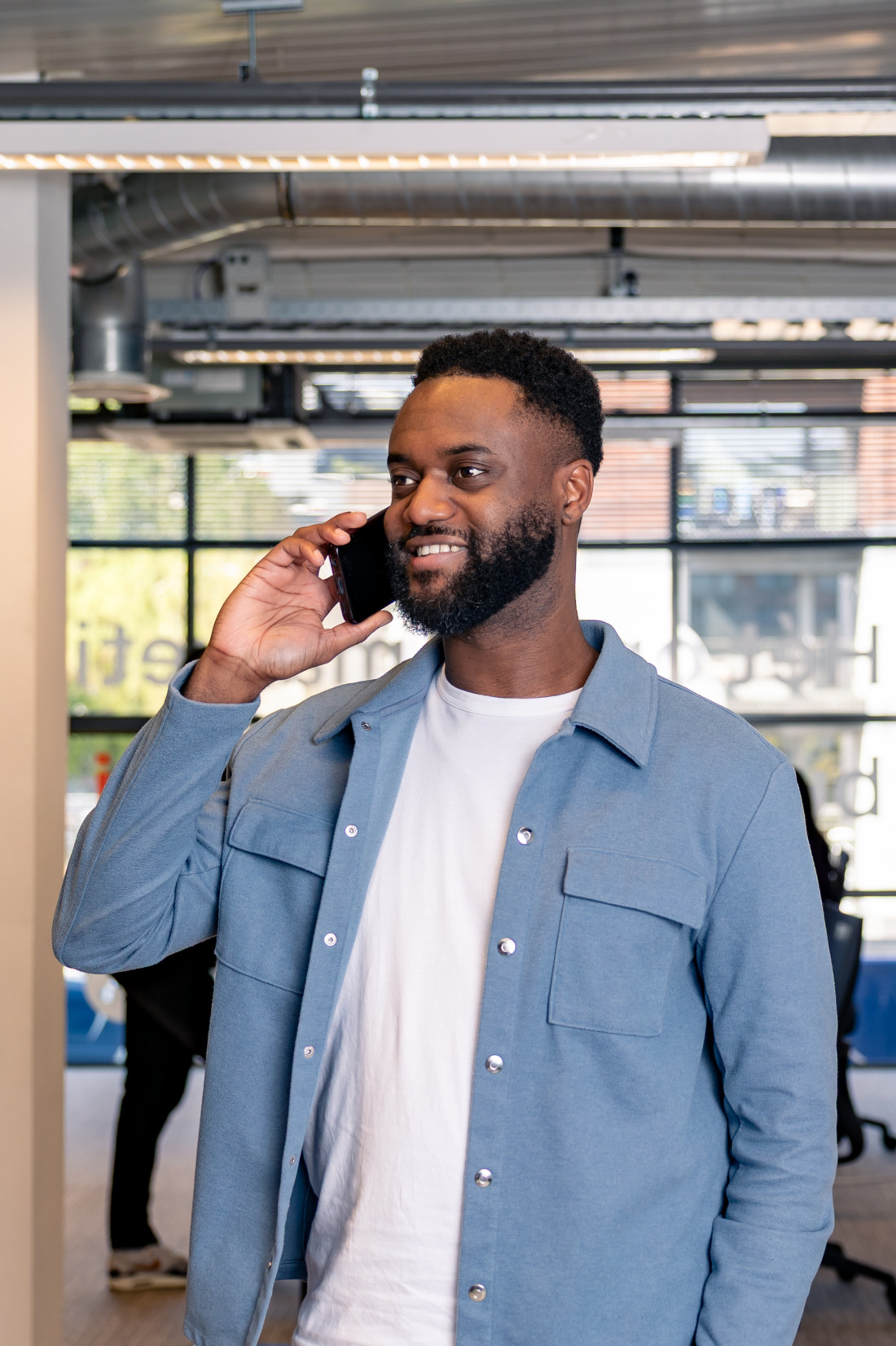 Cedrick aan de telefoon
